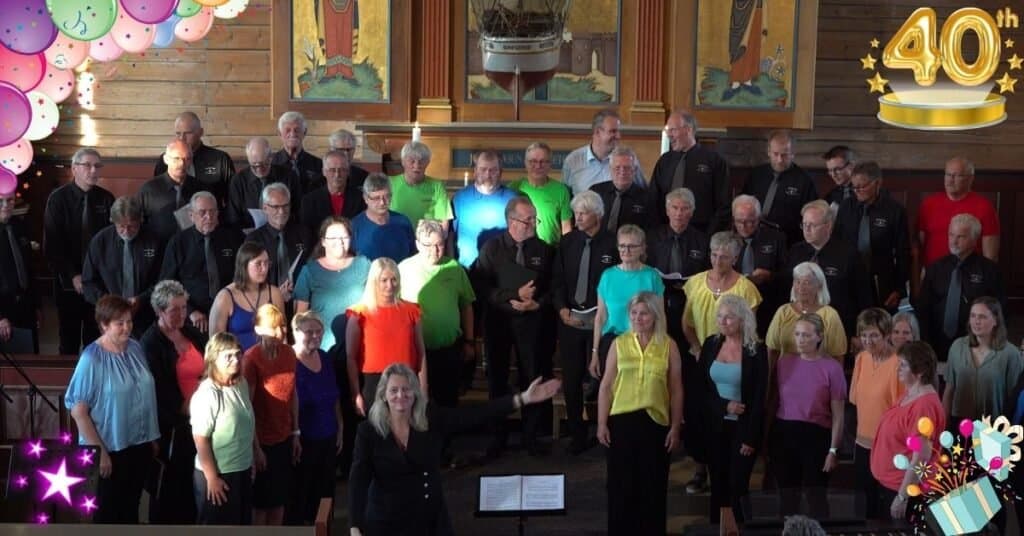Kirkekonsert med kor i Fosen, samlet menighet og musikere under en kirke i Fosen.
