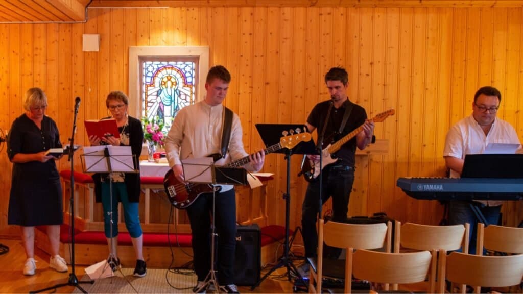 Kirkekonsert med band i Fosen, levende musikk og sang i kirkerommet.