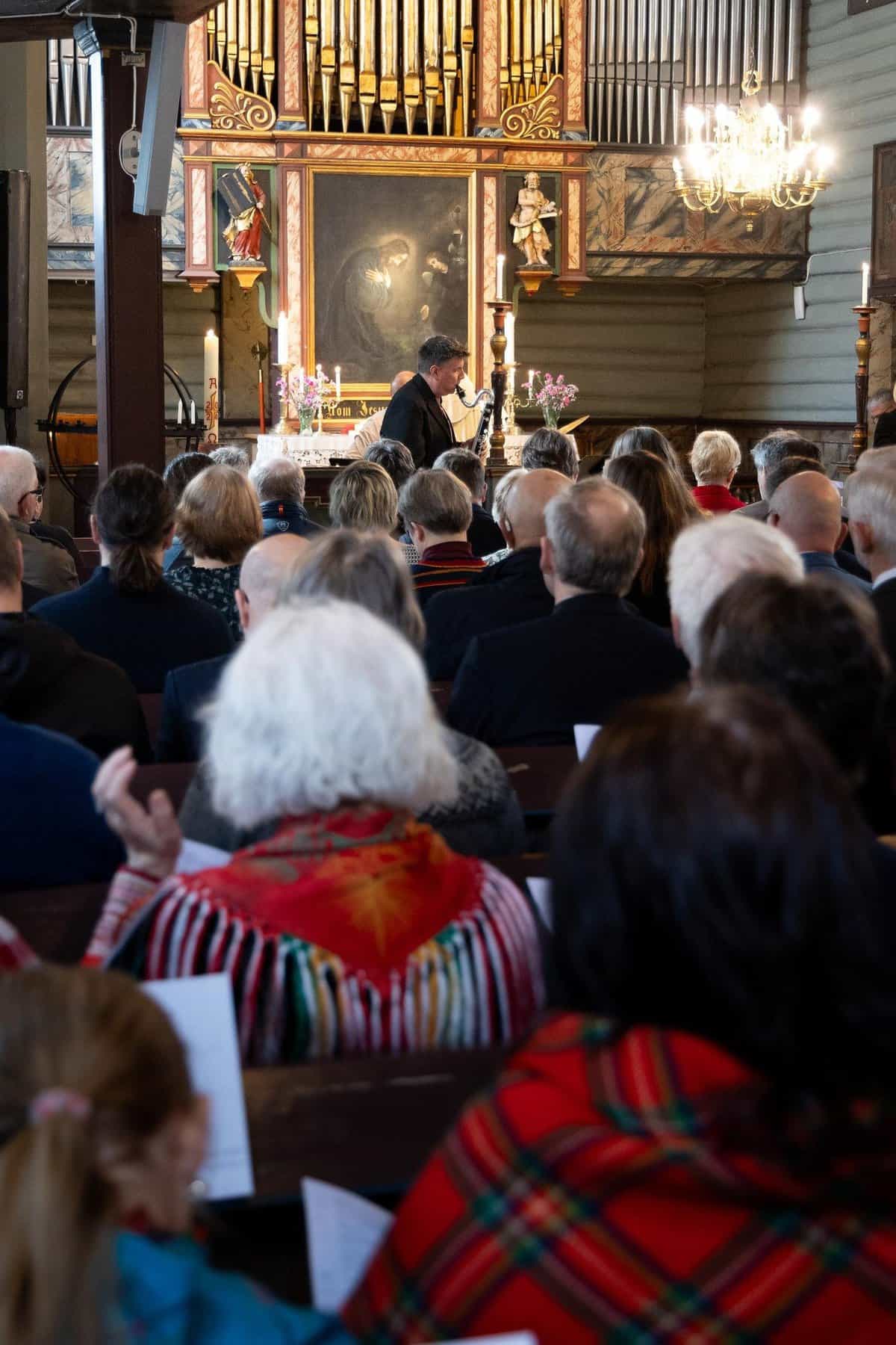 Kirkekonsert i Fosen med publikum i kirkerommet, fokus på musikk og fellesskap.