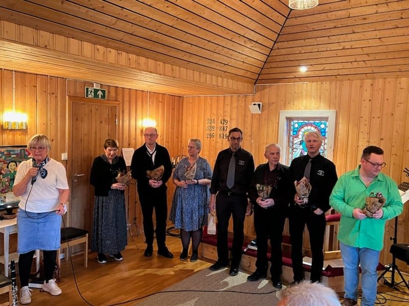 Kirkekonsert i Fosen med lokale musikere og sangere, skaper stemning og samhold i kirkerommet.