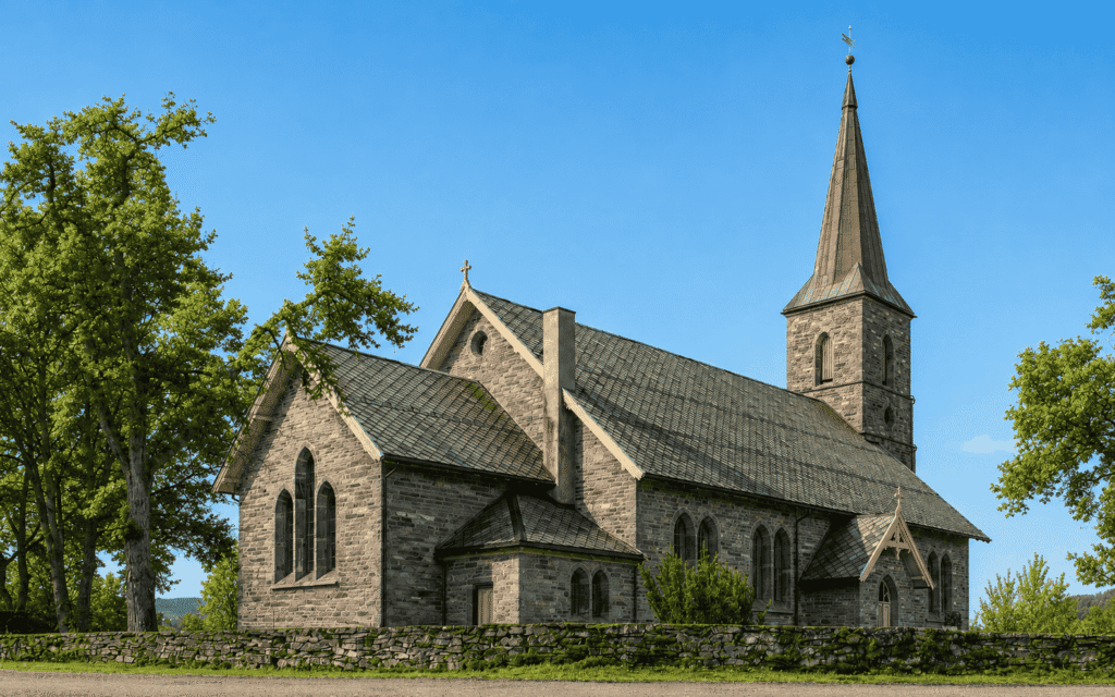 Utendørs kirkekonsert ved en gammel steinkirke i Fosen med blå himmel og grønne trær.