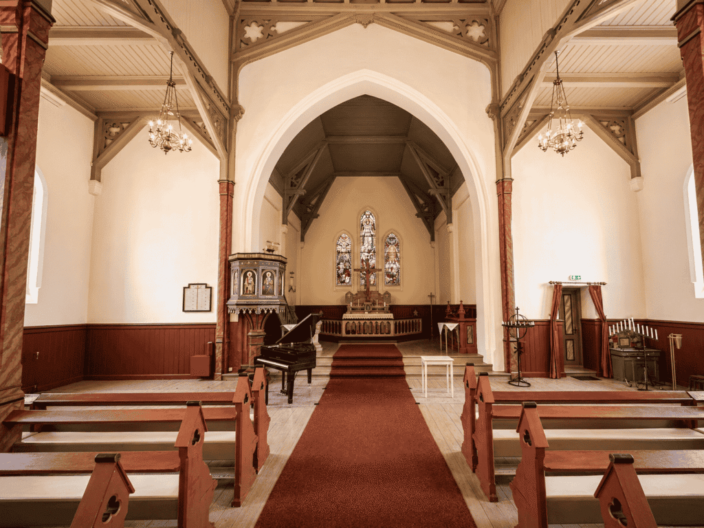 Kirkekonsert i Fosen kirke med musikk og sang, innendørs i den historiske kirken.