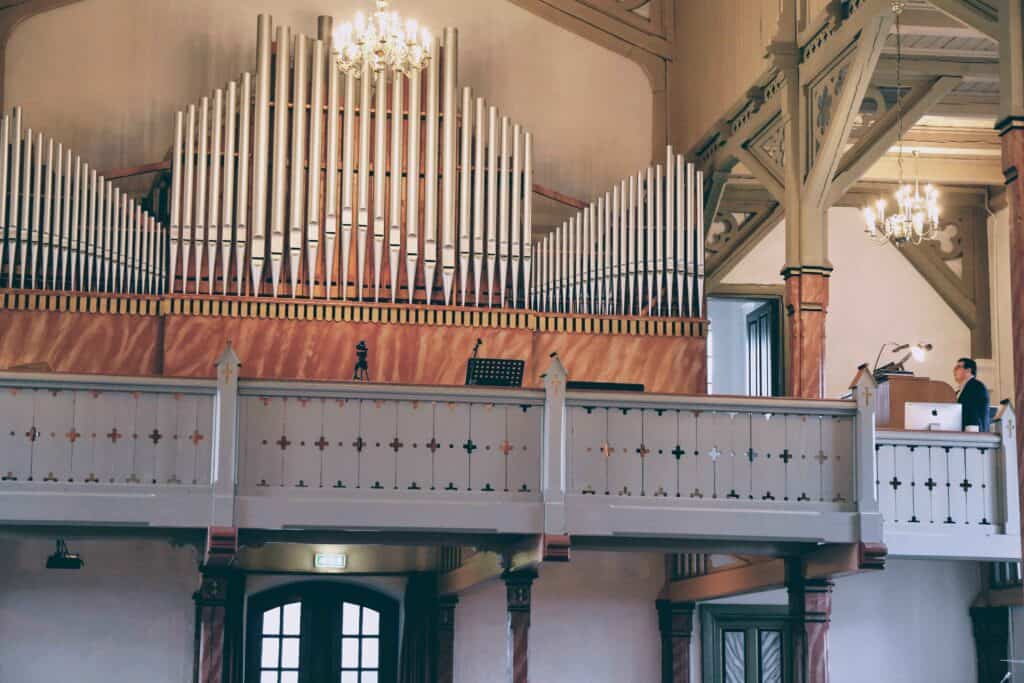 Kirkekonsert i Fosen med stort orgel og vakker kirkeinteriør.