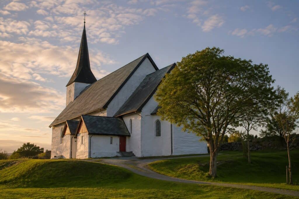 Roan kirke i kveldslys